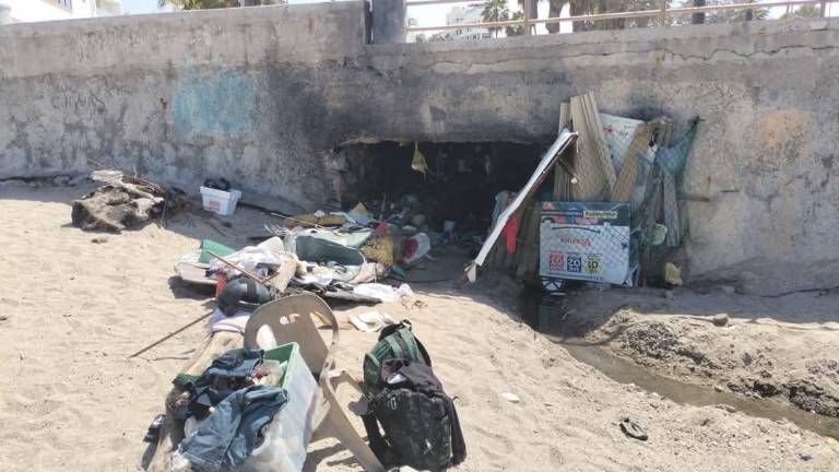 Realizan jornada de limpieza en el desagüe pluvial en la zona de playa frente a Ciudades Hermanas.