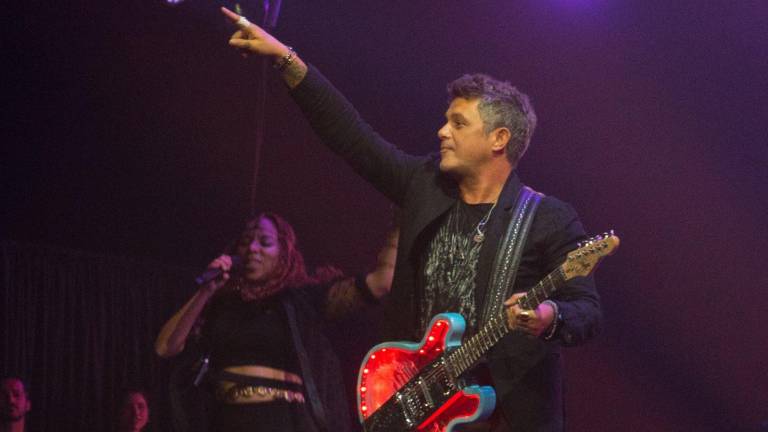 Internautas piden cancelar a Alejandro Sanz por tuits sobre el fallecimiento de un joven en España.
