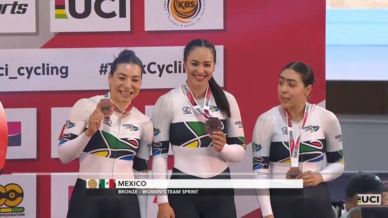 Luz Daniela Gaxiola (izq.) y el equipo mexicano de velocidad logran el bronce.