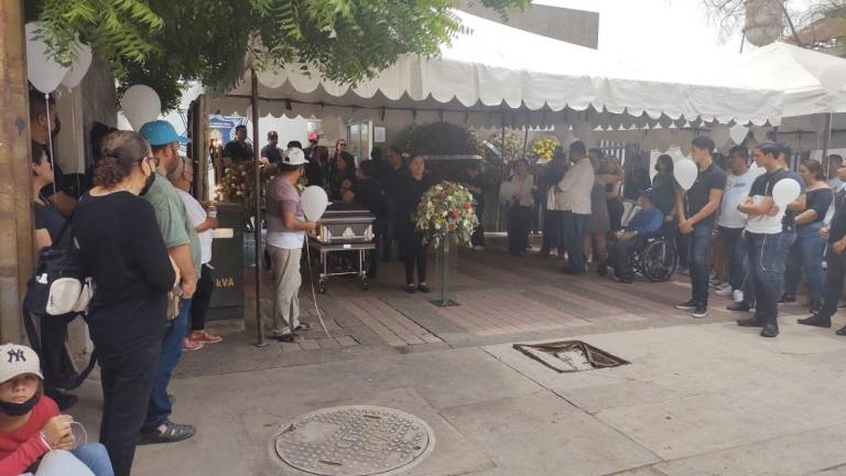 Familiares, amigos y compañeros del Comandante Boxer, en Culiacán, le dan el último adiós.