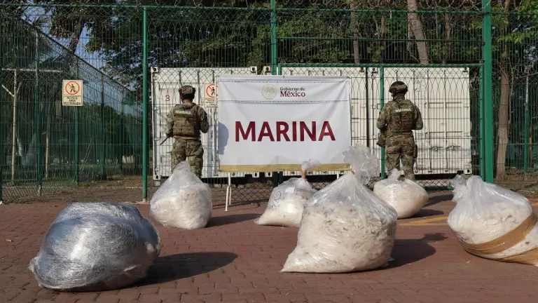 Presunta metanfetamina asegurada en Manzanillo.