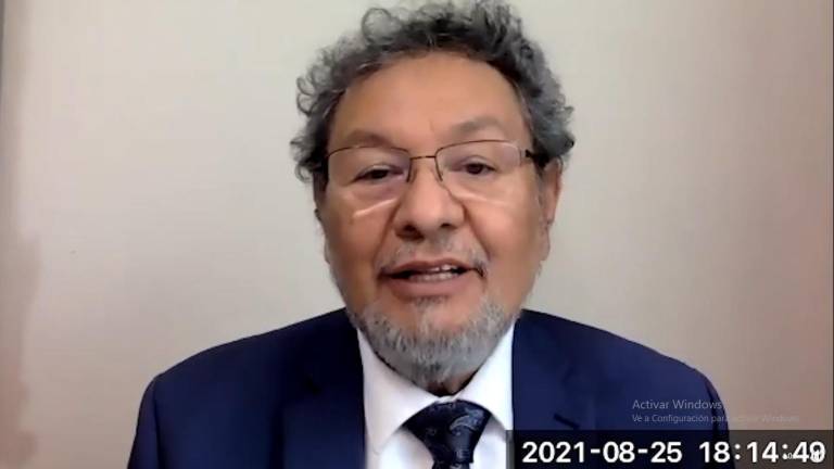 Recibe el sinaloense Élmer Mendoza el premio Juan Crisóstomo Doria a las Humanidades
