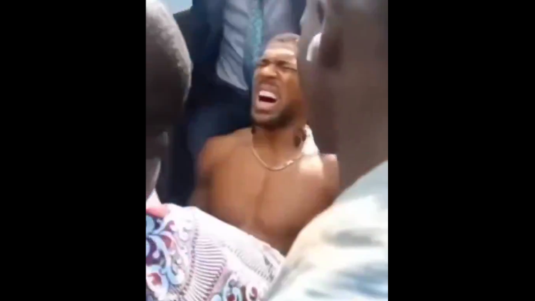 Anthony Joshua despide a dos miembros de su equipo.