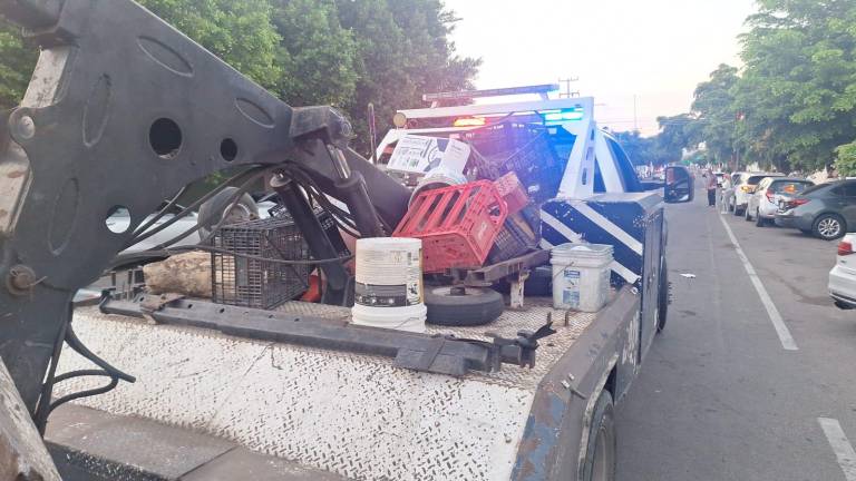 Policías retiraron jabas, conos y otros objetos que ocupaban espacios de estacionamiento alrededor del estadio de Tomateros para garantizar la seguridad vial.