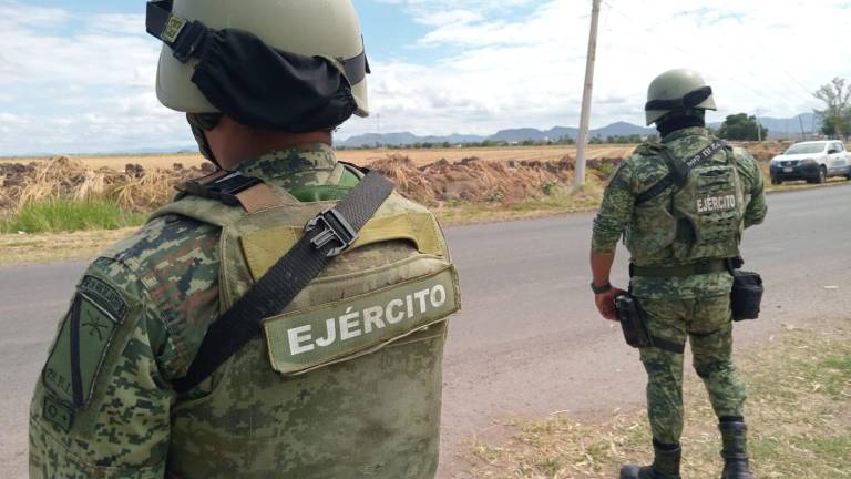 Elementos del Ejército vigilan uno de los accesos a la comunidad de La Palma, Navolato, después de bloqueos en la carretera.