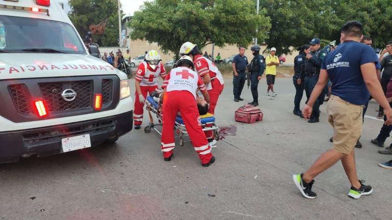 Un motociclista pierde una pierna después de chocar contra una camioneta en Mazatlán