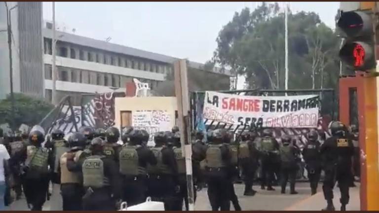 Policías antimotines ingresaron a la Universidad Nacional Mayor de San Marcos a desalojar manifestantes.