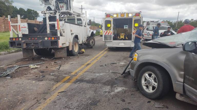 Mujer choca contra un camión en la carretera México 15 y termina lesionada y con fracturas