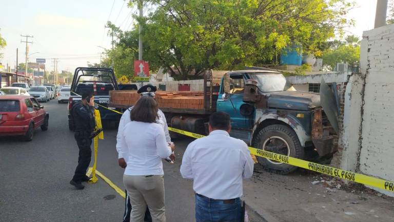 Hombre muere al sufrir infarto y chocar camión contra barda en Culiacán