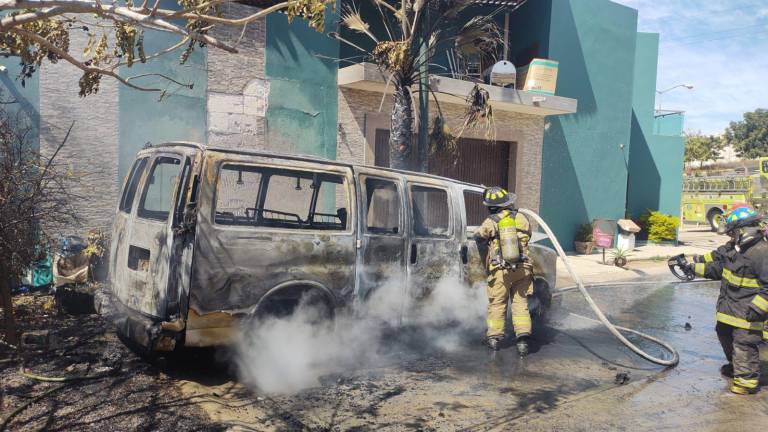 Elementos de bomberos sofocan el incendio de una camioneta en Hacienda del Seminario.