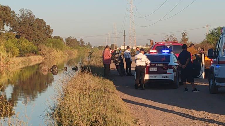 La unidad quedó volcada y sumergida en un canal; el conductor murió por asfixia.