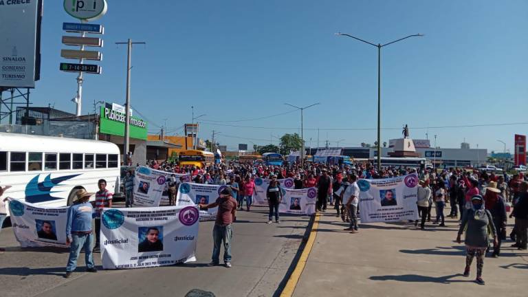 Protestan por desapariciones forzadas y colapsan avenidas en Culiacán