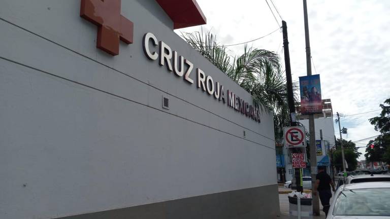 Una mujer ingresó a la Cruz Roja en Culiacán después de ser atacada con un arma tras un asalto.