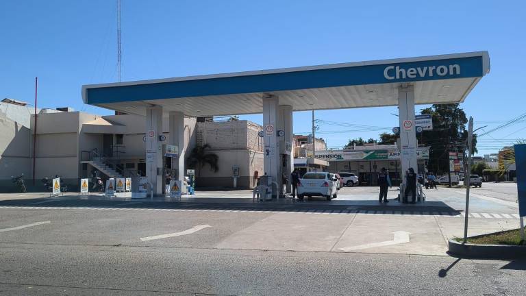 Esta medida permite a los establecimientos conservar un margen de utilidad de dos pesos por litro en la gasolina regular, indicaron gasolineros.
