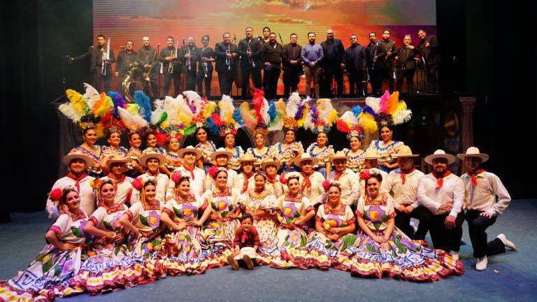 Brilla el folclor y la banda sinaloense en el Teatro Ángela Peralta