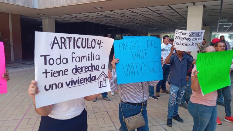 Familias sin vivienda se manifiestan en el Palacio de Gobierno para demandar atención a las autoridades de Sinaloa.
