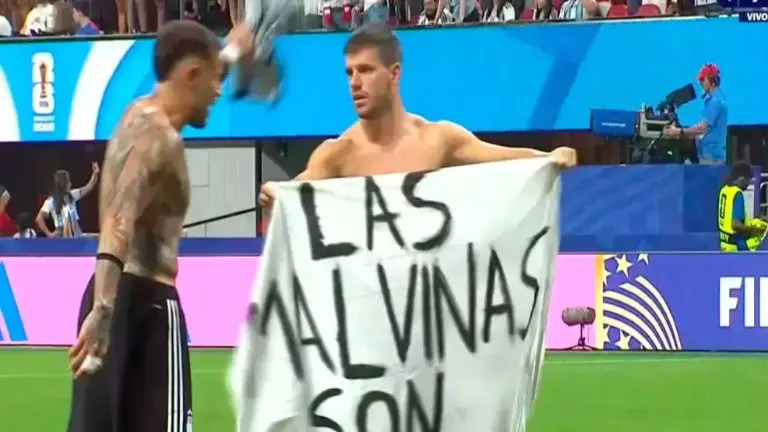 Los argentinos sacan un manta sobre las Malvinas.