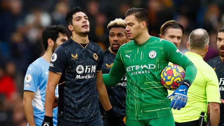 Raúl Jiménez es expulsado tras recibir dos amarillas en un minuto contra el Manchester City