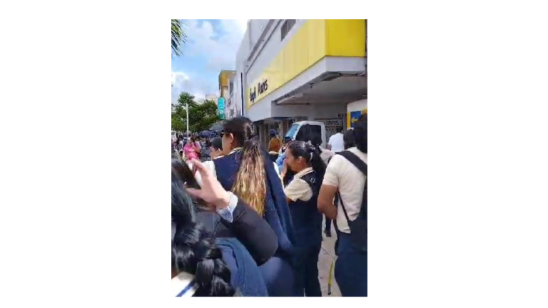 Trabajadores y clientes de una tienda departamental fueron desalojados durante la tarde de este martes en Culiacán.