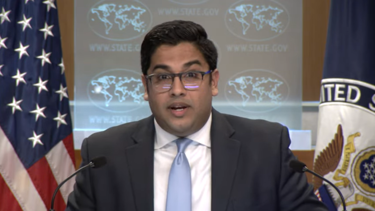 Vedant Patel, vocero del Departamento de Estados de Estados Unidos, habla sobre China y el fentanilo.