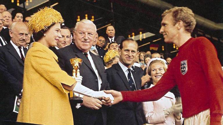 Isabel entrega la Copa “Jules Rimet” a Bobby Moore.