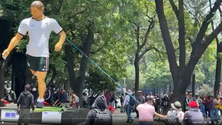 Integrantes de la CNTE realizaron actos vandálicos contra figuras alusivas al evento internacional en CDMX.