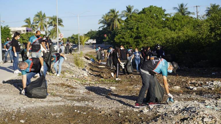 Trabajadores del Hospital Municipal “Margarita Maza de Juárez” participaron la mañana de este sábado en una jornada de limpieza en la avenida Circunvalación.