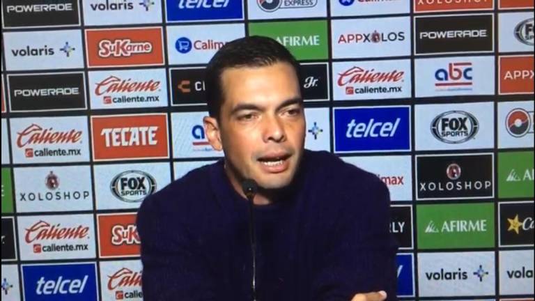 Jesús Padrón en la conferencia de prensa tras el encuentro donde Mazatlán FC Femenil doblegó 1-0 a Xolos Femenil en Tijuana.