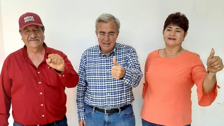 Rubén Rocha Moya, Gobernador electo, junto a Román Rubio López, morenista que apareció asesinado este miércoles.