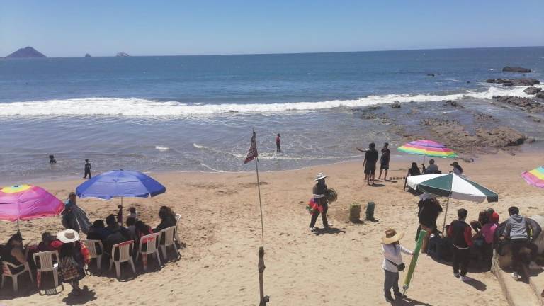 Prevalece alerta preventiva en playas de Mazatlán por condiciones climáticas