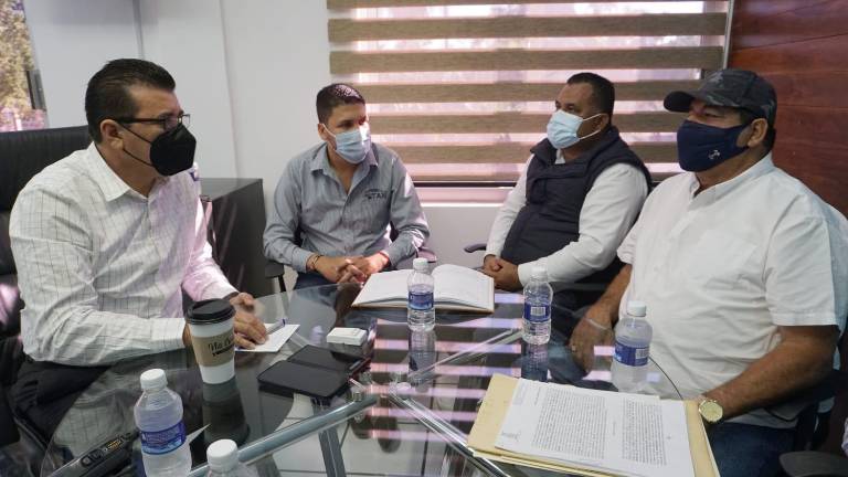 Autoridades municipales y sindicatos de taxis.