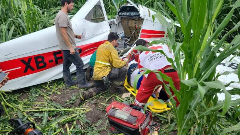 Socorristas de la Cruz Roja llegaron al lugar de los hechos y trasladaron al piloto al hospital.