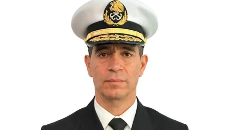 Vicealmirante deja la dirección general del AICM; lo sustituye contralmirante
