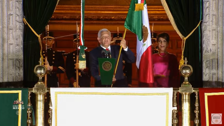 AMLO en el balcón de Palacio Nacional.