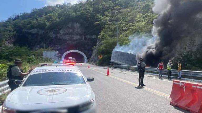 Un tráiler volcó e incendió en la autopista Durango-Mazatlán, en las inmediaciones de El Batel, Concordia.