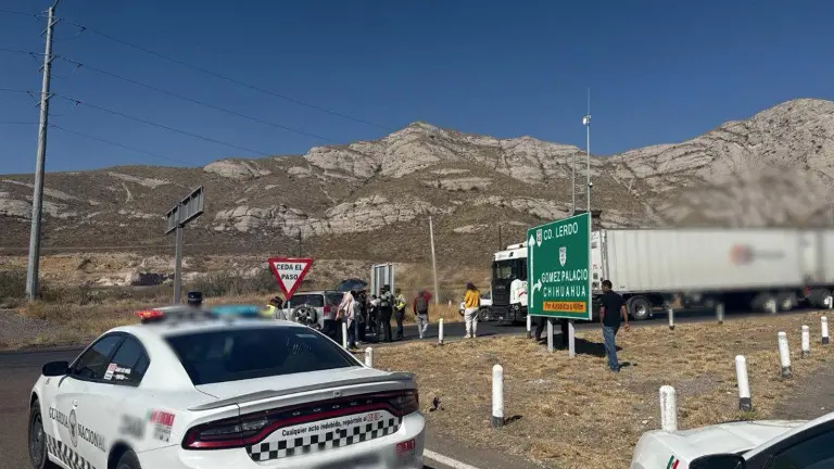 Bloqueo de este martes en un tramo de la carretera Durango-Torreón