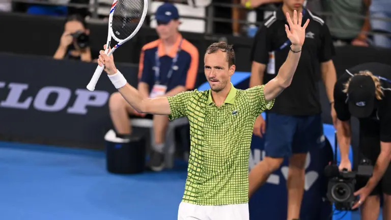 Daniil Medvedev superó en par de sets a Marlon Fucsovics, en el torneo de Brisbane.