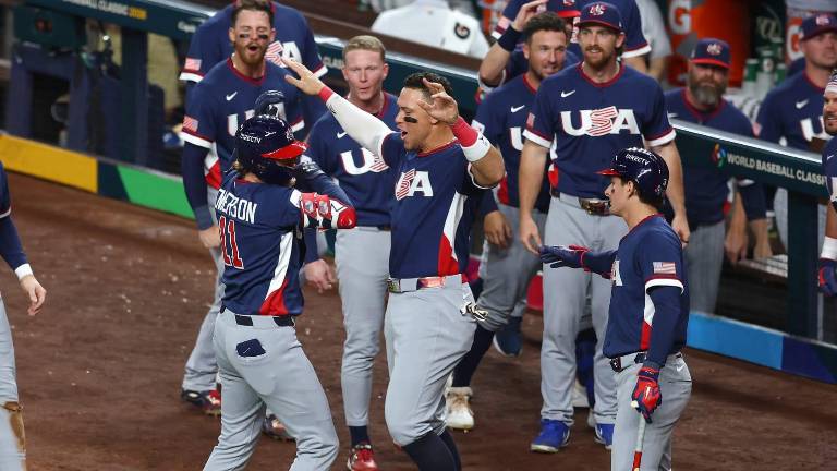 Estados Unidos va a la final del martes al derrotar 2-1 a Dominicana.