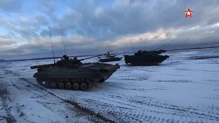 Militares rusos y de Bielorrusia realizan una escaramuza militar en el campo de tiro de Bielorrusia.