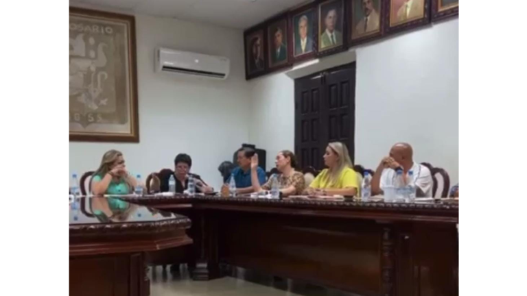 En pleno del Cabildo de Rosario se rechazó discutir la denuncia contra la Alcaldesa Claudia Liliana Valdez Aguilar.