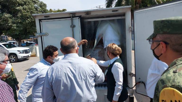 Autoridades sanitarias inspeccionan el lote de vacunas.