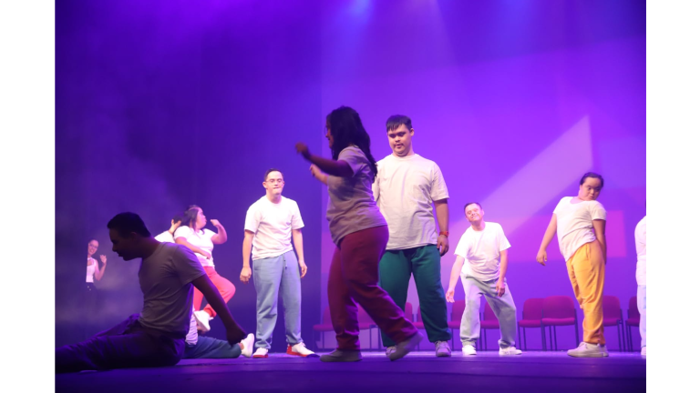 Verónica del Carmen, de pantalón amarillo, disfrutó sobre el escenario con sus compañeros de Casa Down I.A.P.