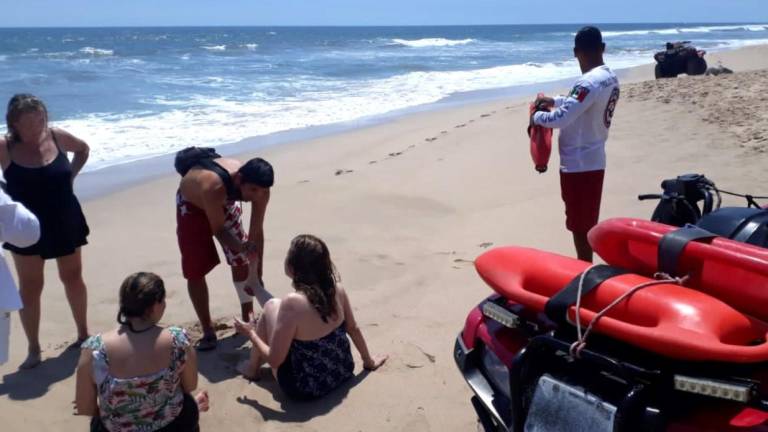 En playa Cerritos, en Mazatlán, salvavidas rescatan a bañista