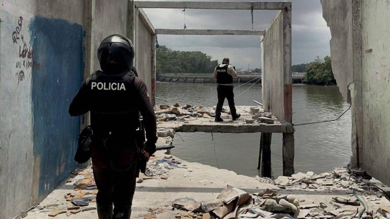 Una casa destruida por un explosivo en las cercanías del puerto de Machala.