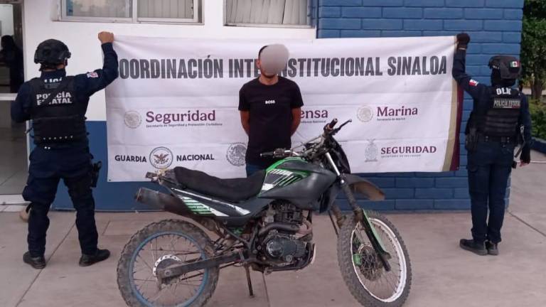 El detenido y la motocicleta asegurada fueron turnados a la Fiscalía para las investigaciones.