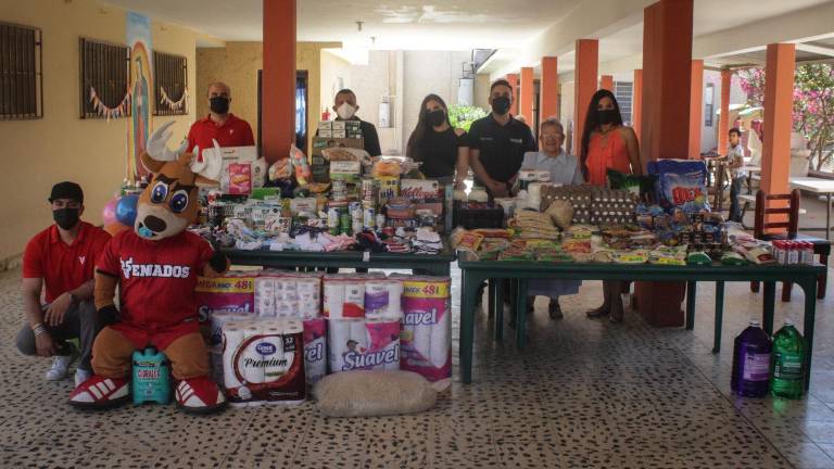 Venados de Mazatlán hace entrega de todo lo donado.