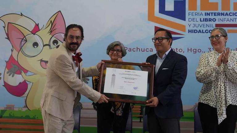 El poeta sinaloense Mario Bojórquez recibió el reconocimiento en la categoría de poesía.