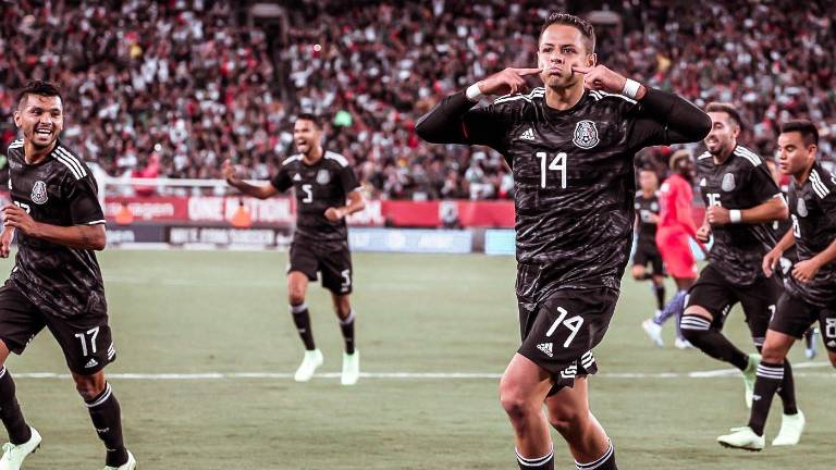 Chicharito responde a críticas por ignorar a fan y tirar bandera de México (VIDEO)