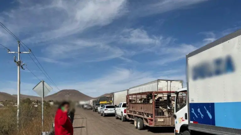 En Chihuahua la Guardia Nacional Carreteras advierte del bloqueo de una de las carreteras.