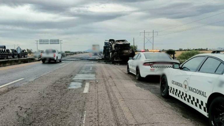 Vehículos quemados en la carretera tras la detención de seis integrantes del Cártel de Sinaloa en Zacatecas.